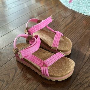 Reef pink sandals, size 6, gently worn
